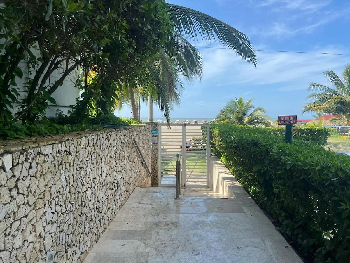 In Beachfront Building With Pools Near Historic Center Apartamento