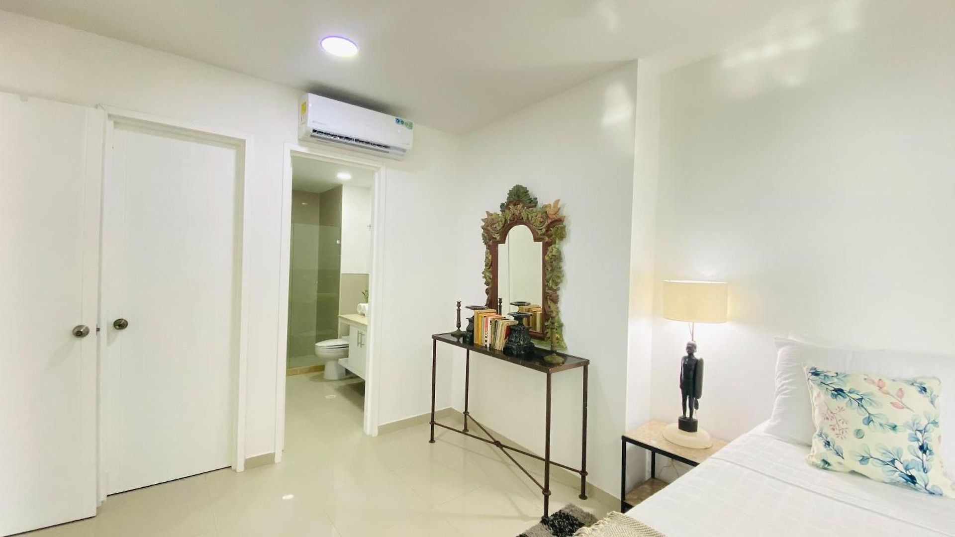 Apartamento In Beachfront Building With Pools Near Historic Center Cartagena