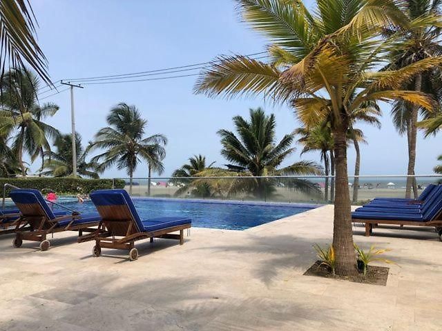 In Beachfront Building With Pools Near Historic Center Apartamento