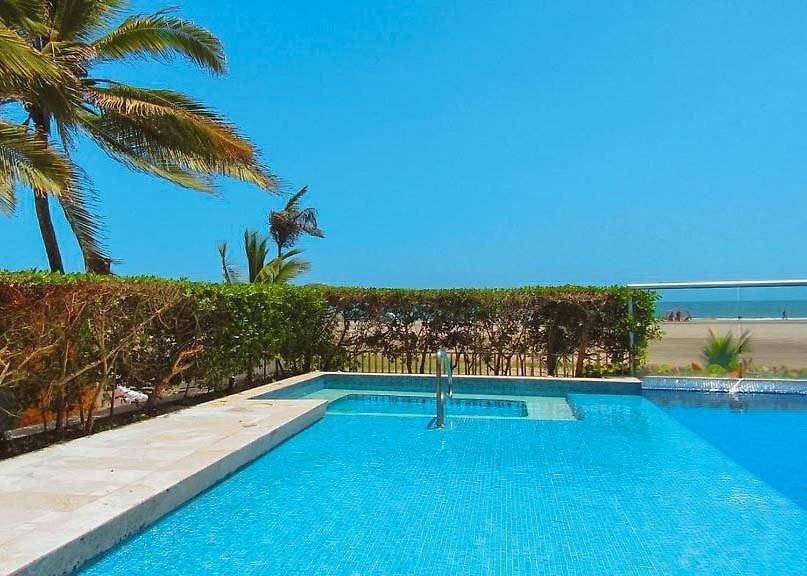 In Beachfront Building With Pools Near Historic Center Apartamento