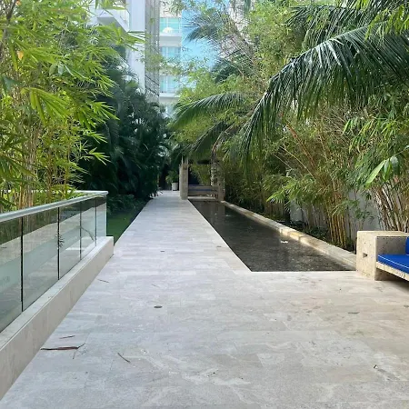 In Beachfront Building With Pools Near Historic Center Apartamento