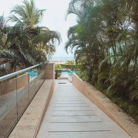 In Beachfront Building With Pools Near Historic Center Apartamento Cartagena