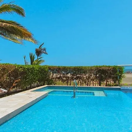In Beachfront Building With Pools Near Historic Center Apartamento